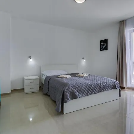 Stunning In Tribanj With Kitchen Apartman